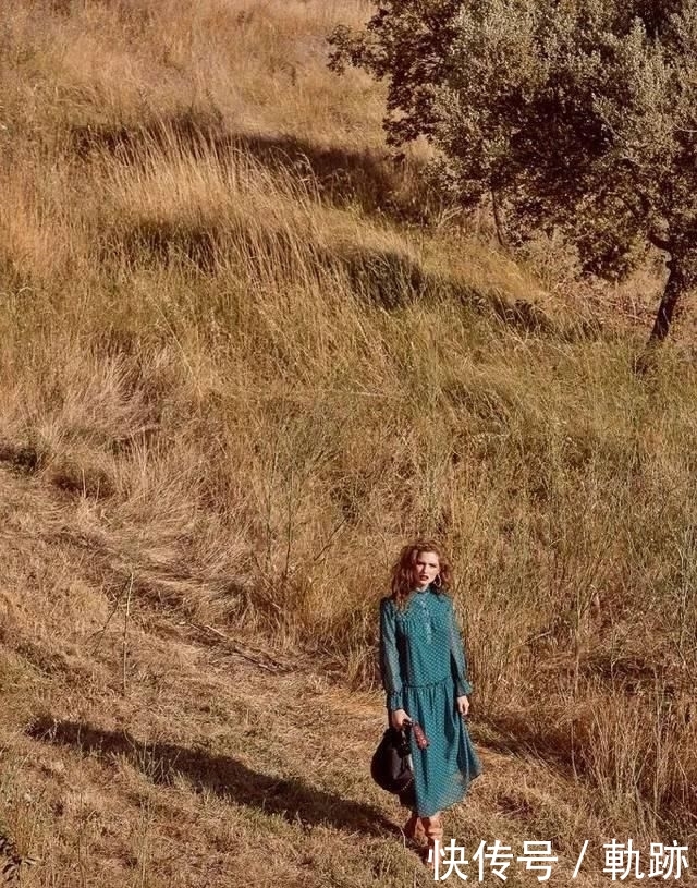 『花朵』2020开春 流行穿“开满花”的裙子,谁穿谁美!