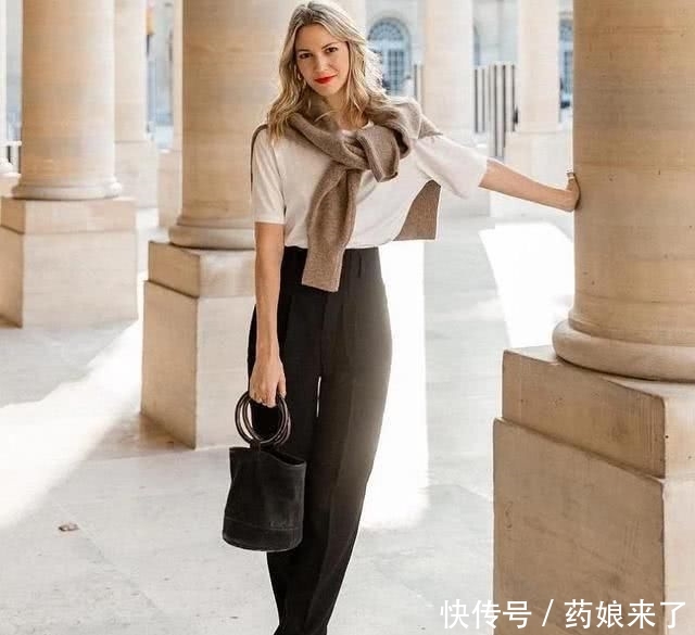  『博主』40岁过后的女人，放弃短裙配打底裤吧！看这位博主这样穿，太美了