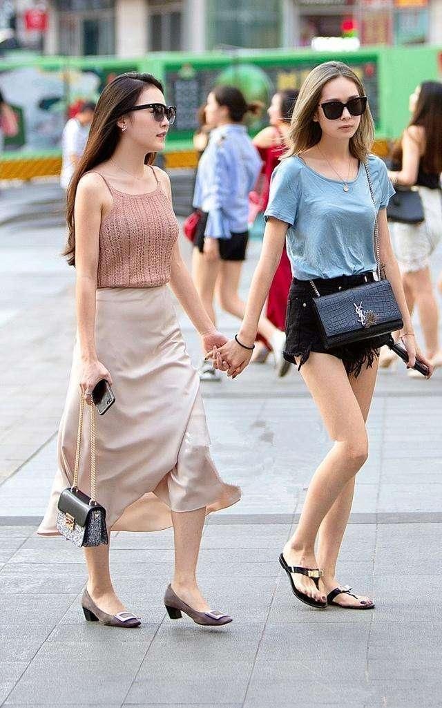 街拍:小姐姐身材丰腴，穿上紧身裤真的太美了!