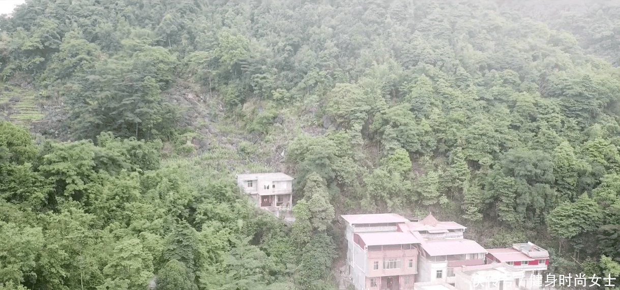 航拍 广西这个小山村房子建在半山腰上, 有一家不合群, 建得最高