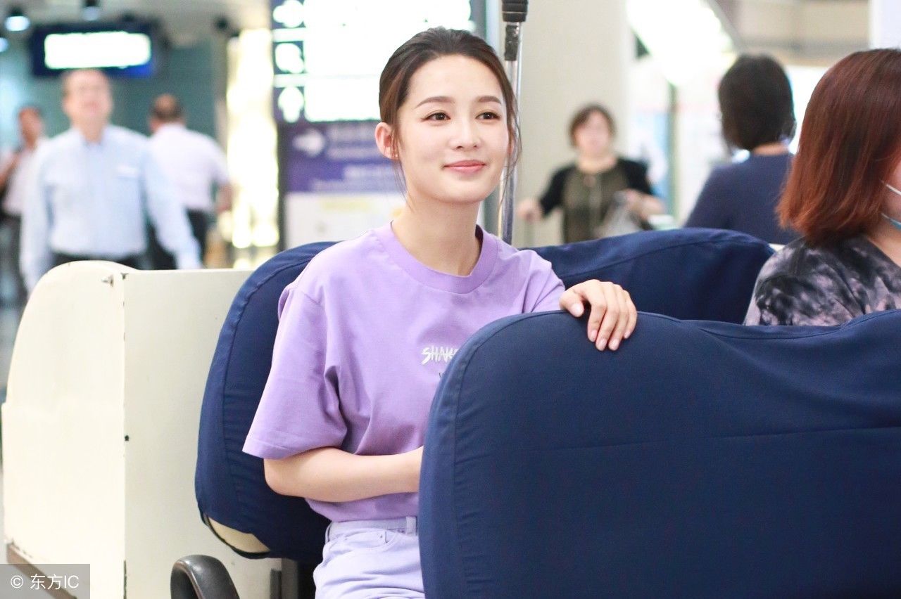 李沁现身机场，紫色T恤配短裙，清新甜美，墨绿色的鞋子实力抢镜