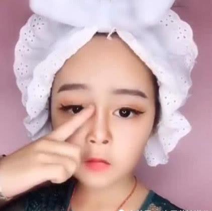 6岁女孩撞脸迪丽热巴，教大家化妆成网红，化妆技术赢在起跑线！