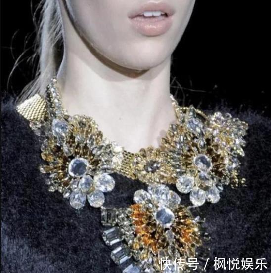  「繁琐的首饰」过了40岁女性，尽量少戴这4种首饰，太掉档次，容易招人笑话