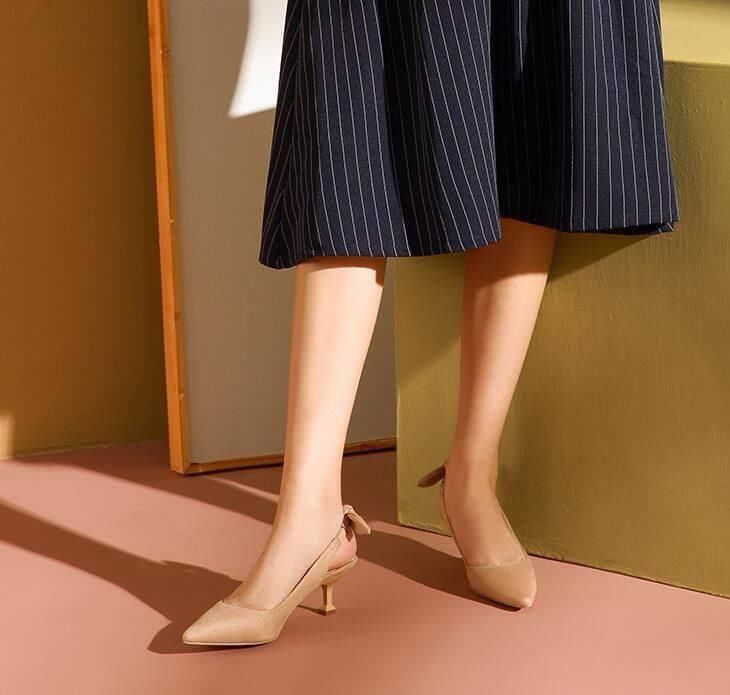 小尖头的高跟鞋，简约造型结合，性感不失酷雅