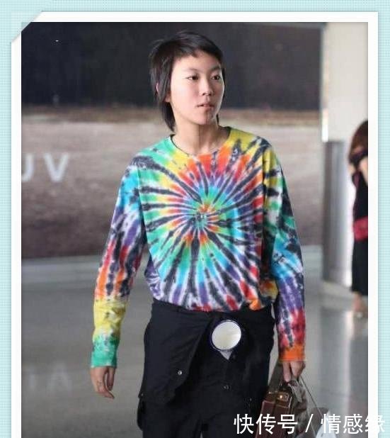 窦靖童再现机场，终于把茶缸抛弃了，可一个转身我发现我错了！