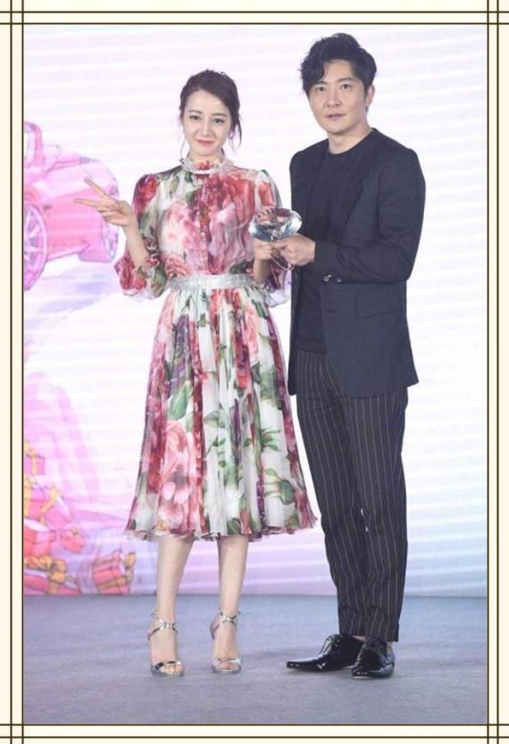 当26岁热巴和47岁王琳同穿印花裙，终于知道为啥女人越老越有味道