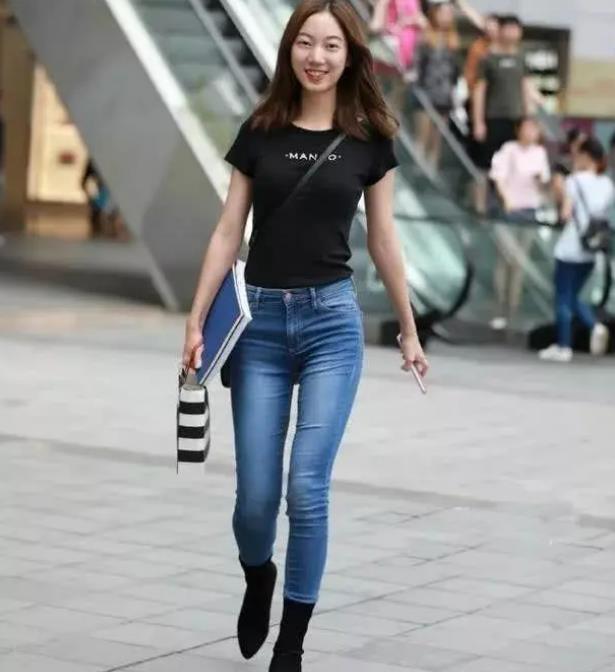 美女■街拍:双目澄澈的美女,一条粉色的连衣裙,魅力气质十足