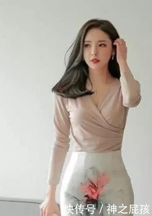  #气质#藕粉色修身长袖，搭配浅咖啡色半身裙，彰显气质女人的魅力