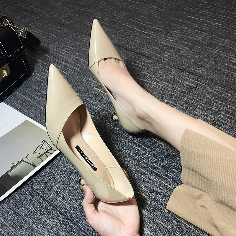 越是漂亮女人越爱穿细高跟鞋，如此大步流星的走，厉害了