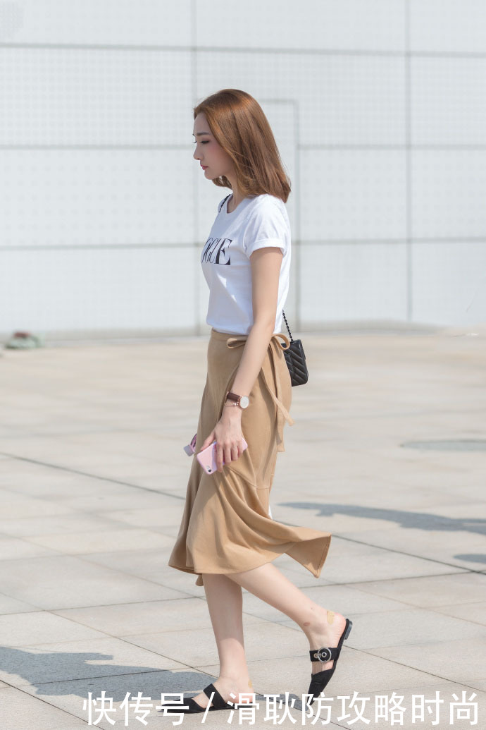 路人街拍:女生闺蜜逛的街,两人腿都好修长,穿短裙气质十足!