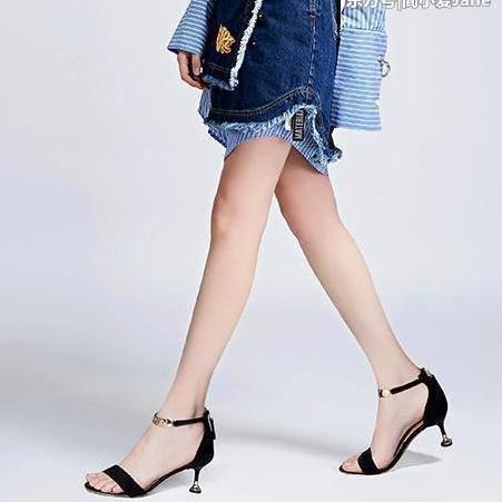 尖头高跟鞋打造优美弧度曲线,勾勒纤纤玉足