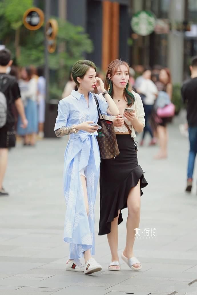 成都街拍丨同样好身材的闺蜜，走在路上一定是回头率爆表吧。