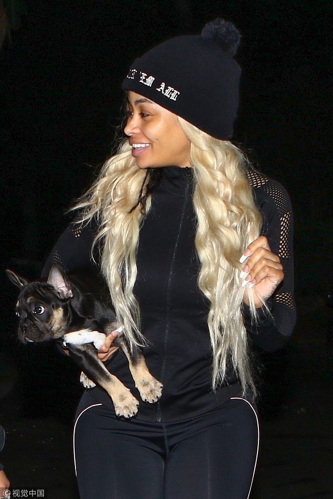 卡戴珊前弟媳布莱克包包举过头顶秀翘臀  单手抱狗狗与友人深夜热