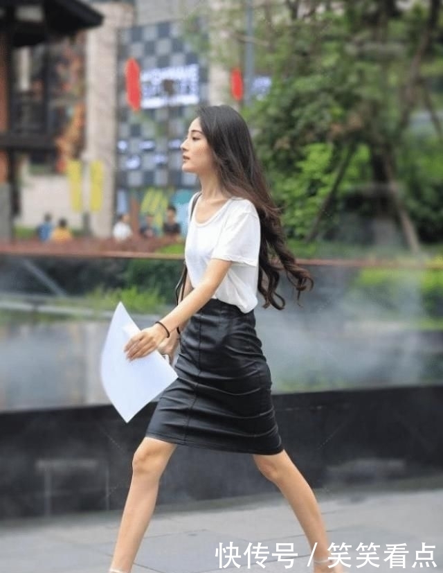 「舒适」长发飘飘的美女搭配黑色短裙，简单有个性而且舒适洋气