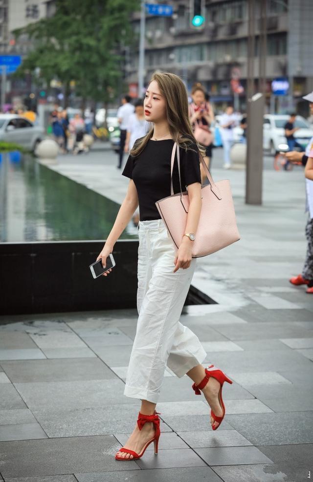 时尚街拍，身材丰满的小姐姐穿修身连衣裙凸显好身材，气质优雅！