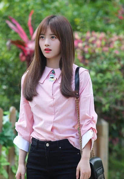 鞠婧祎厉害了，全身就一件上衣，裤子短到看不见