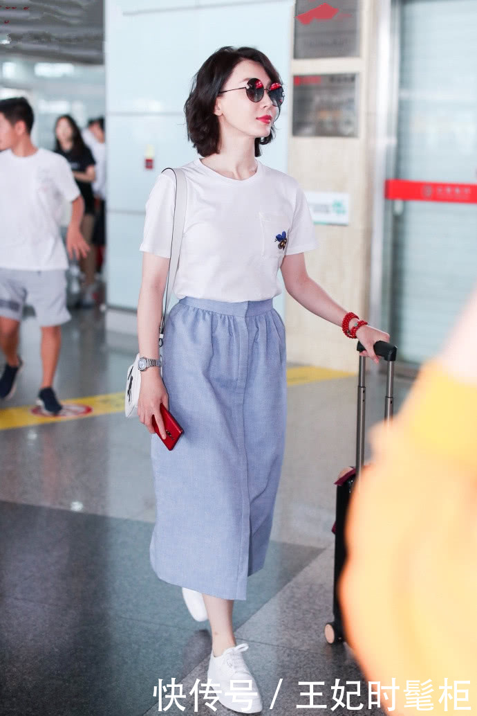42岁陈数现身机场，穿了条别人不敢穿的半身裙，网友：更像20岁！