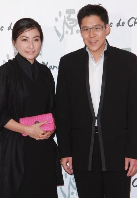 郭晶晶穿“人鱼裙”太惊艳，霍启刚秒变小跟班一刻都不敢离开！