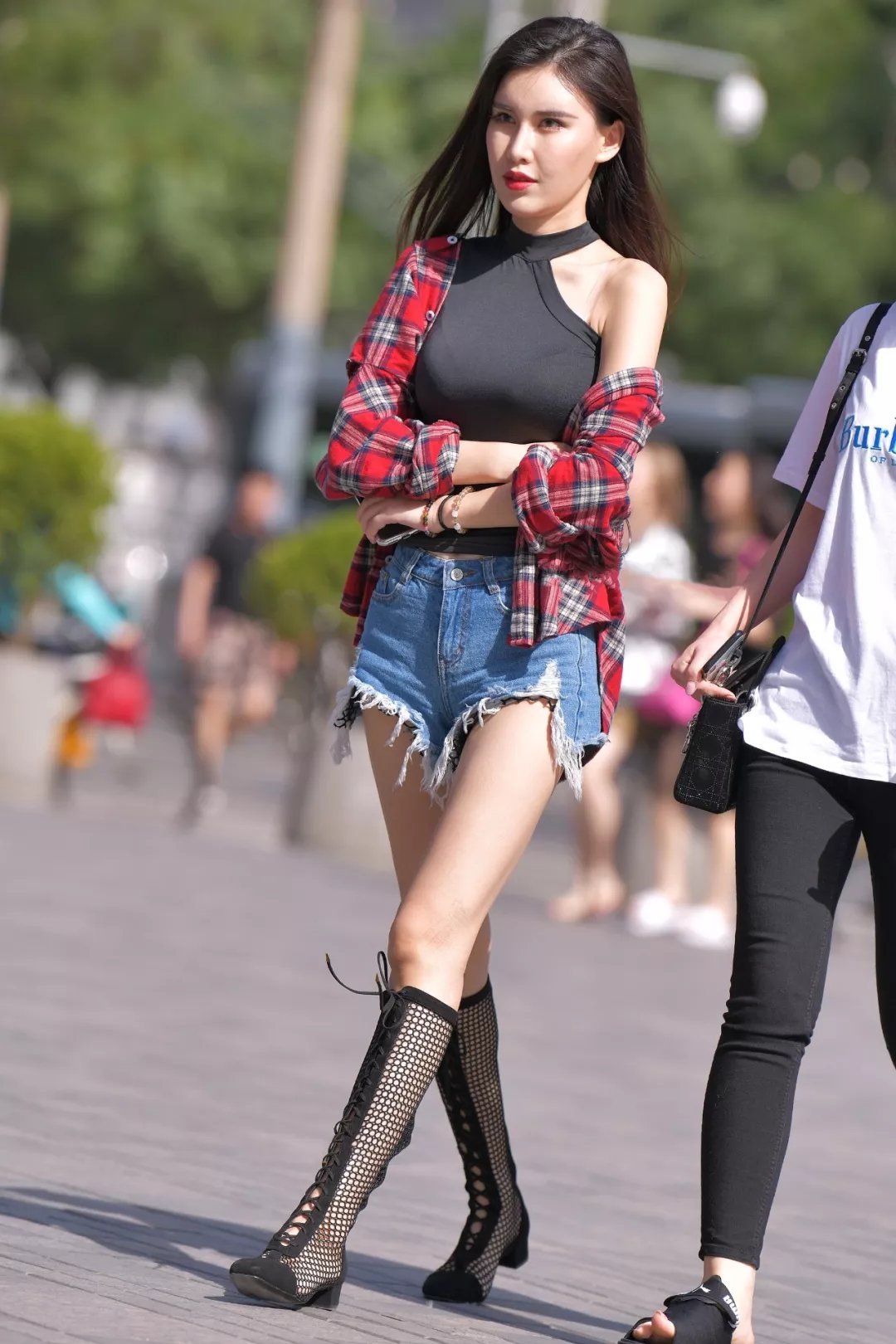 街拍穿网靴的大长美腿长发性感小姐姐