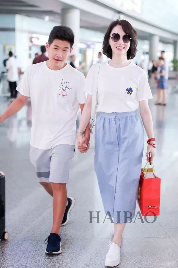 李小璐高调复出靠母女装扮嫩?刘雯一裤两穿太会搭…【海报街拍】