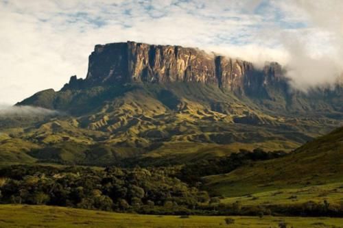 被称为“世界尽头”，顶峰平如毯，还藏有世界最高瀑布！