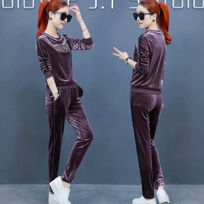 43岁老婆真的会打扮，中秋节出游，穿上时髦套装，把我都美醉了