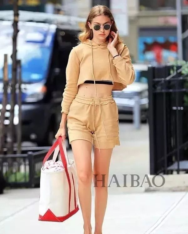 实用| 时尚博主教你早秋穿搭，这样的时髦单品不来一件?