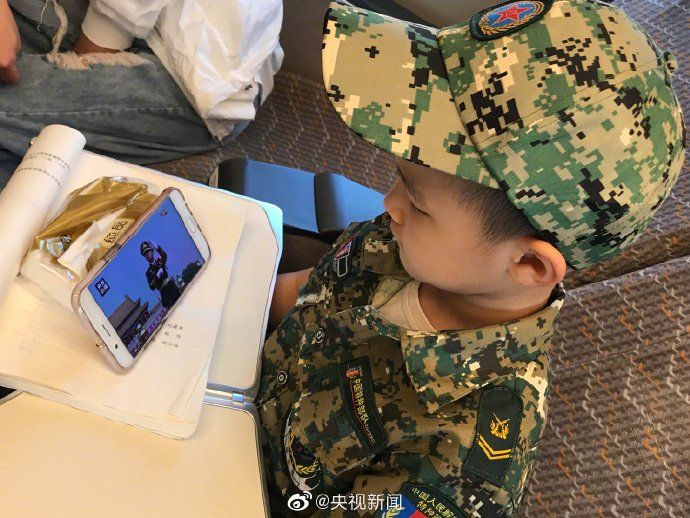  盛世中华@今天机场火车站人山人海看阅兵 这里面有你吗？