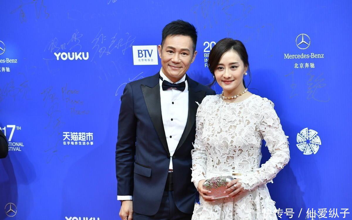  加上：陈德容真会穿，白色连衣裙加上刺绣，让裙子看起来更加精致大气