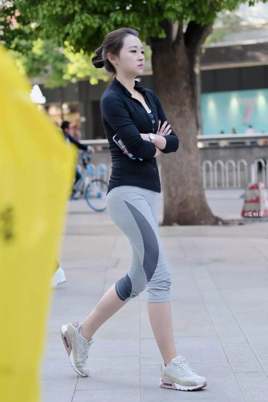 街拍：小姐姐瑜伽裤走在街上，10分，你们给她打几分？