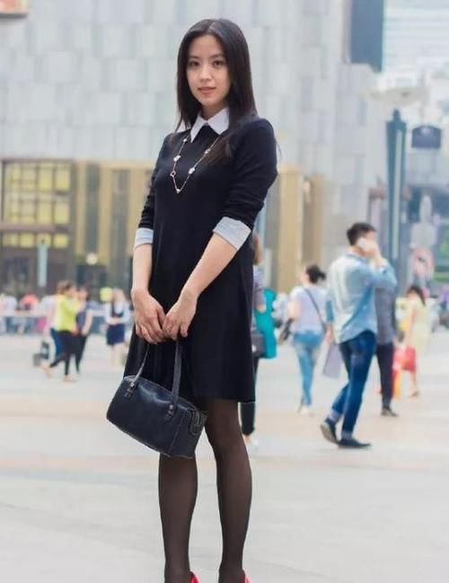  #小姐姐#街拍：沉鱼落雁的小姐姐，一条白色的连衣裙，时尚优雅风采迷人