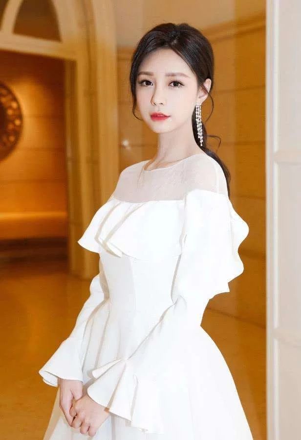 沈梦辰白色T恤搭配一款黑色高腰皮裙,看起来清新又显气质