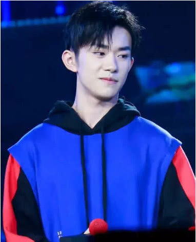 易烊千玺过安检时身上响不停,一掏口袋千玺笑