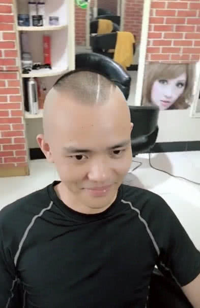 发型决定颜值，这是我见过的最帅的秃头，网友：帅到爆炸！