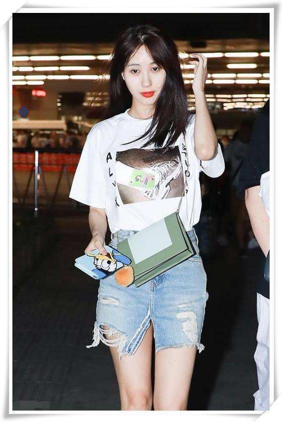 李菲儿的超短裙已经够短了, 还在前面开个叉, 网友: 显腿长呗!