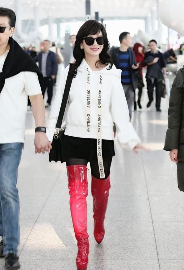 赵雅芝真疯狂！丝袜大红靴走机场，网友：20岁少女都不敢这么穿