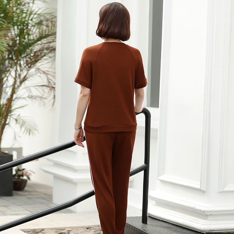 60岁妈妈真会打扮，穿上今年特流行的妈妈装，简直美炸全场