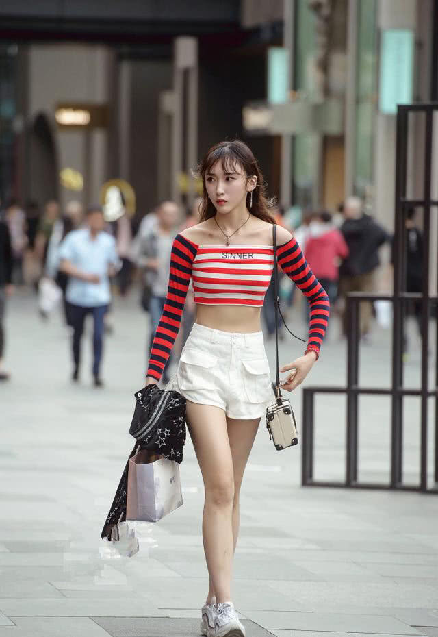 街拍：图三穿连衣短裙，展示纤细的双腿，这身材是真好！