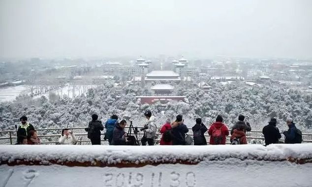 初雪后的北京美翻了! 故宫8万门票售罄, 游客景山“扎堆”赏雪