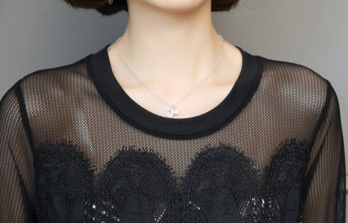 现在的女人真敢穿，出门穿这“前卫紧身裙”，姣好身材毕露无疑