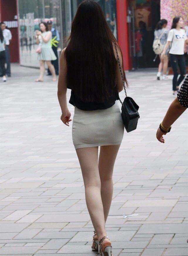 街拍: 紧致的包臀裙, 这也太短了吧?
