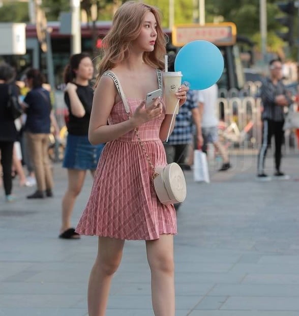 波浪卷长发小姐姐粉色连衣裙穿出玲珑有致好身材，真的神似洋娃娃