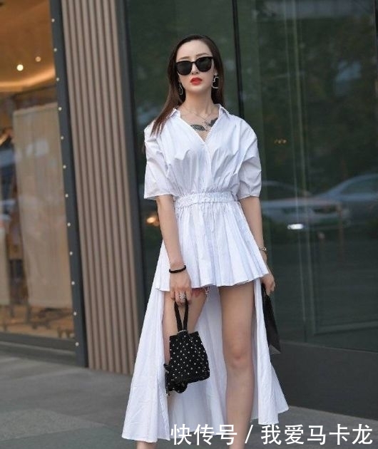 减龄:当然要选择白色连衣裙,街拍集:要想甜美时尚又减龄