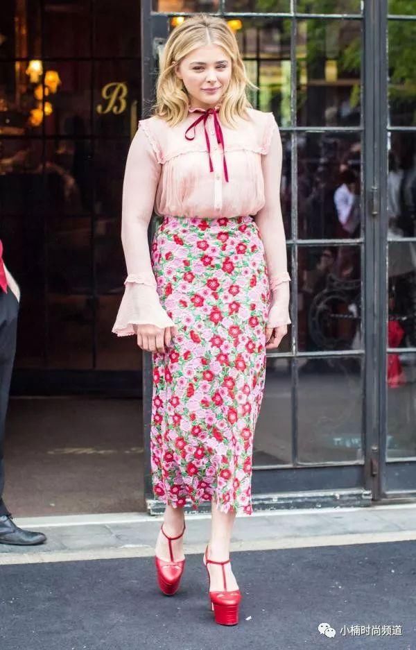 超敢穿!超杀女格蕾斯以贴身印花长裙惊艳亮相