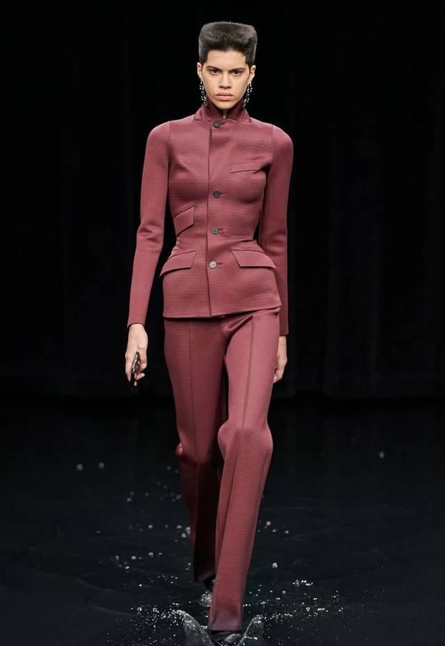  「水上」“黑色”包裹的灵魂?：巴黎世家Balenciaga的水上发布会