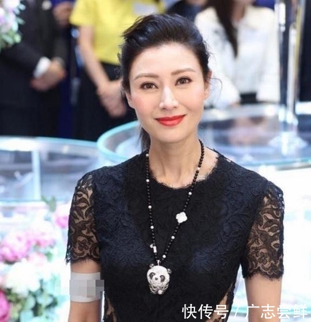 「 蓝色」两次嫁给亿万富豪, 49岁仍风韵犹存,李嘉欣是最美港姐,