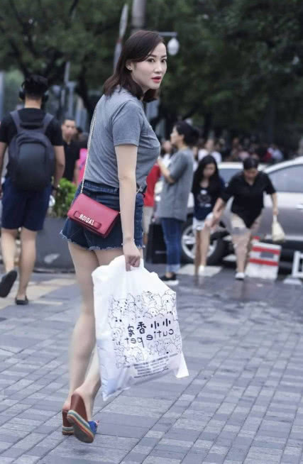 丰满小姐姐短裤穿搭尽显凹凸有致的好身材，前凸后翘成熟妩媚