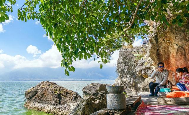 杨丽萍私家花园曝光，依山傍水鸟语花香，网友：简直人间仙境