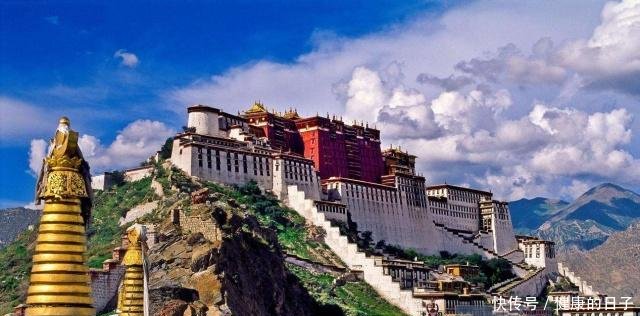 去西藏旅游，看到穷游女在布达拉宫前倒了一瓶水，是怎么回事