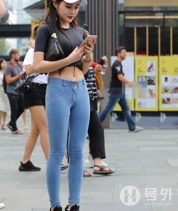 街拍，女神时尚的穿搭令人赏心悦目，成为街上一道靓丽的风景线